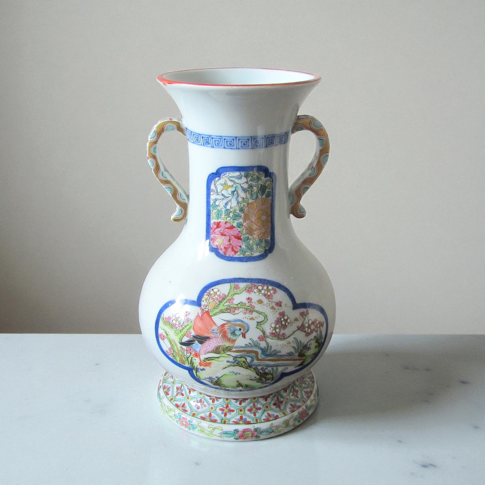 Japon. Vase en porcelaine à décor polychrome doiseaux dans des réserves, XIX-XX