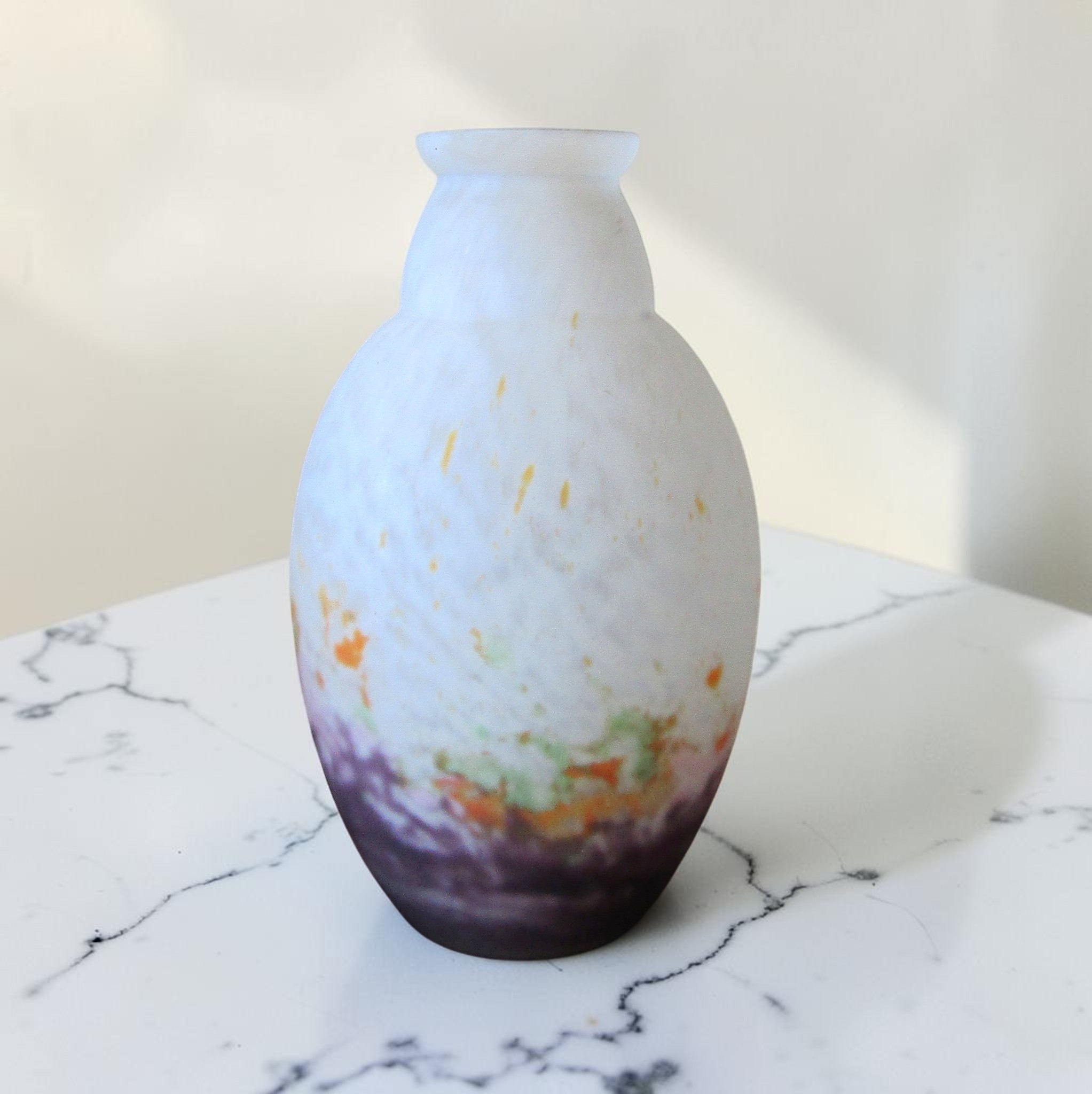 Delatte, Muller ? Vase en verre marmoréen décor de poudres colorées, début XXe