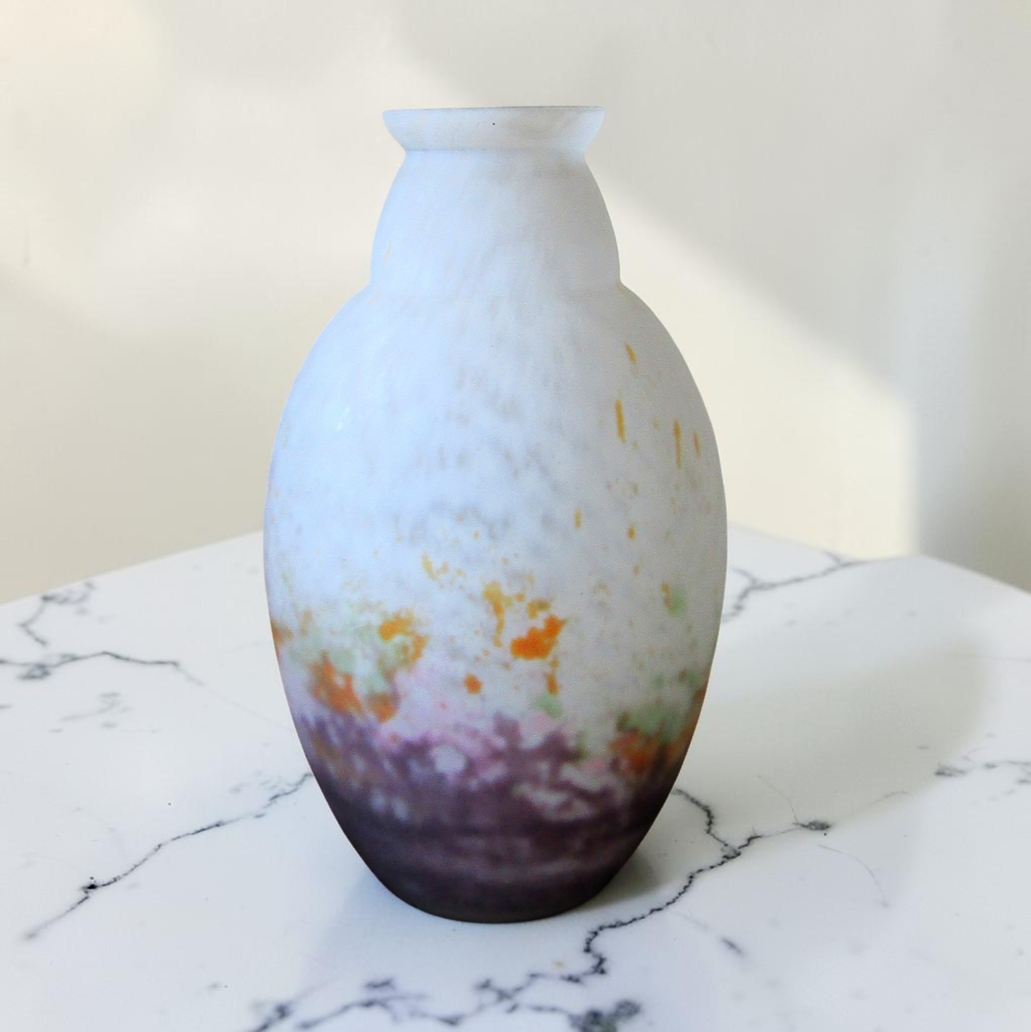 Delatte, Muller ? Vase en verre marmoréen décor de poudres colorées, début XXe