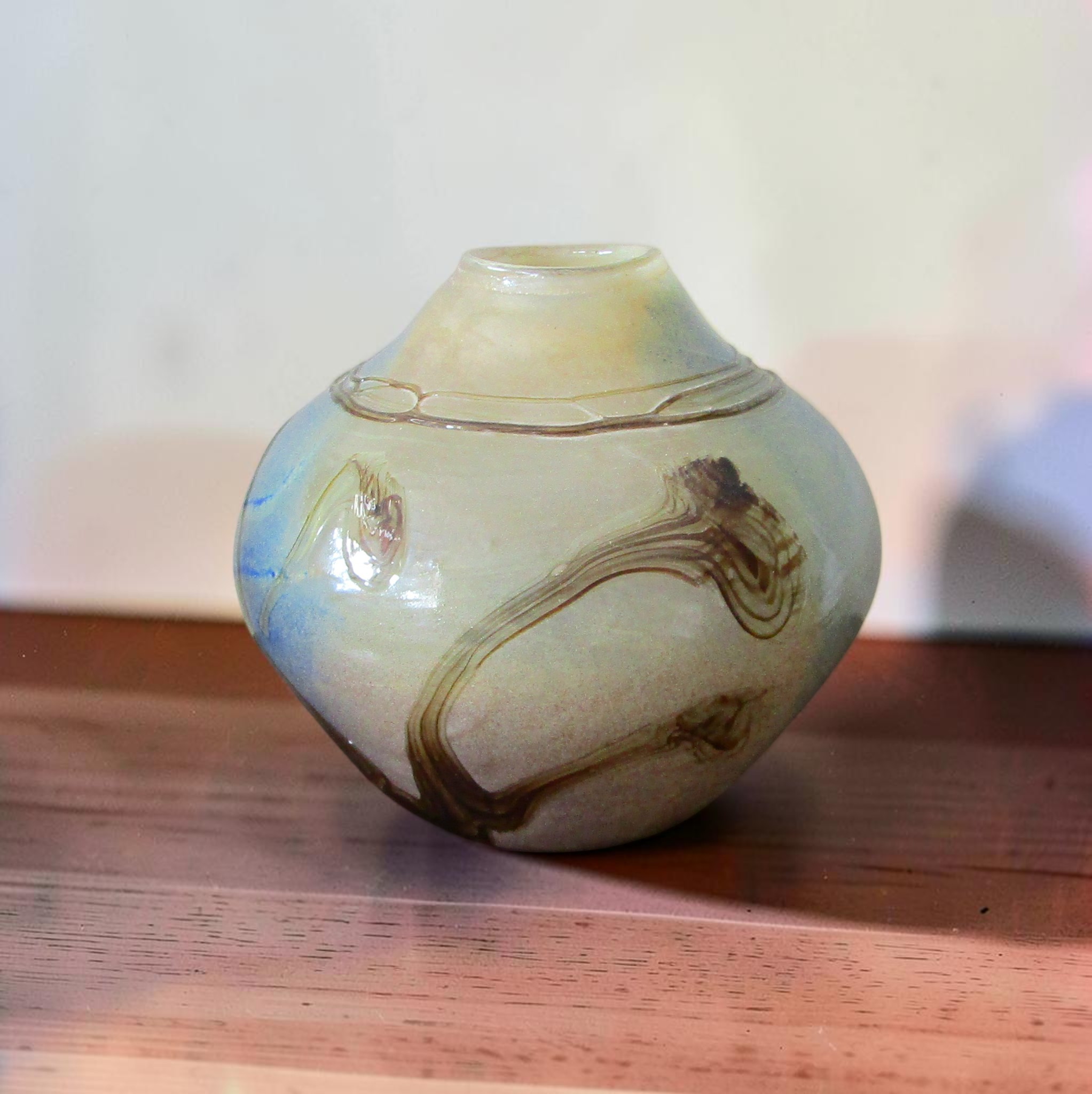 Patrick Lepage. Vase boule en verre soufflé à décor d\'inclusions, XXe siècle