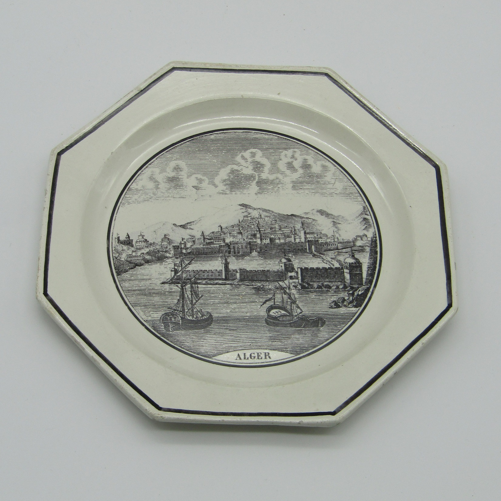 Sarreguemines. Assiette en faïence à décor du port d\'Alger, XIXe siècle
