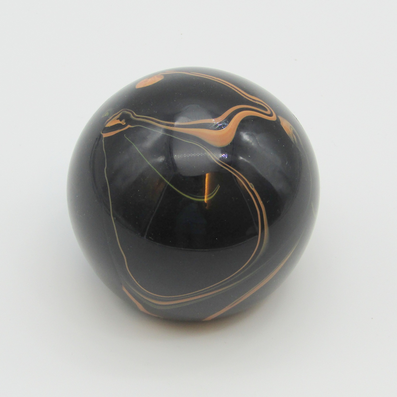 Verrerie de Maure Vieil. Presse-papier en verre à décor de volutes ocre, XXe siècle