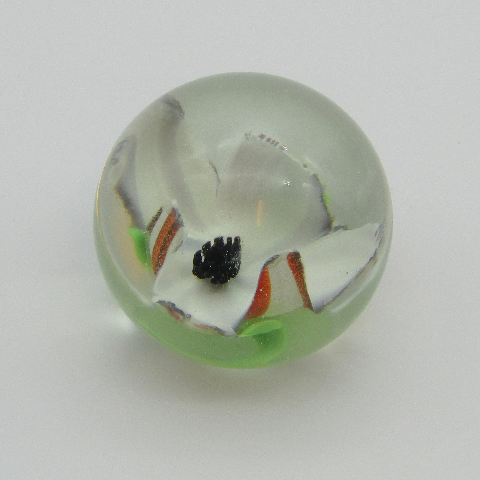 Murano. Presse-papier en verre à décor d\'une fleur, XXe siècle