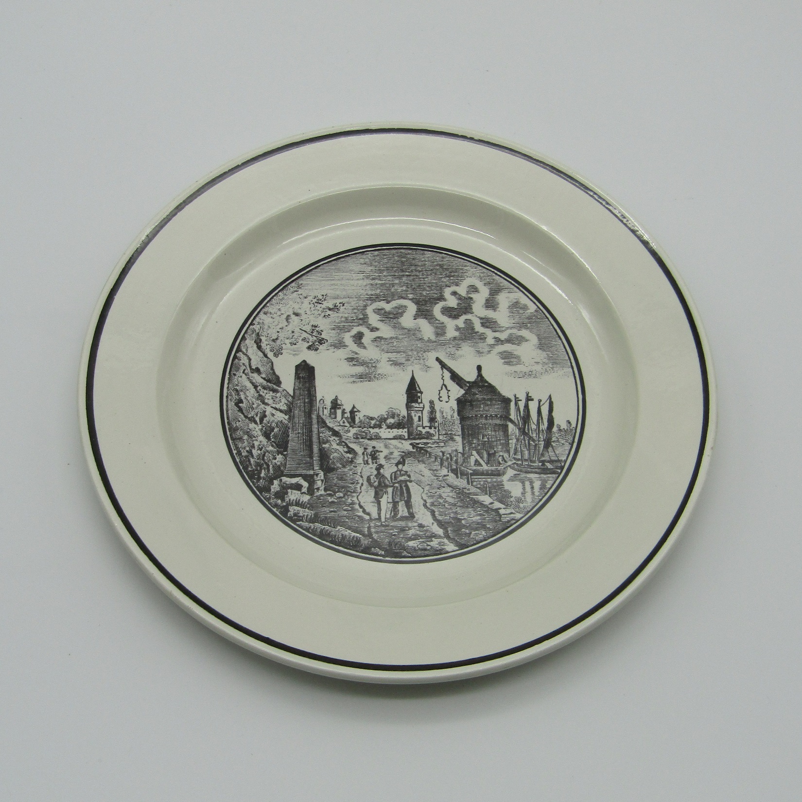 Sarreguemines. Assiette en faïence décor en grisaille d\'un port, XIXe siècle