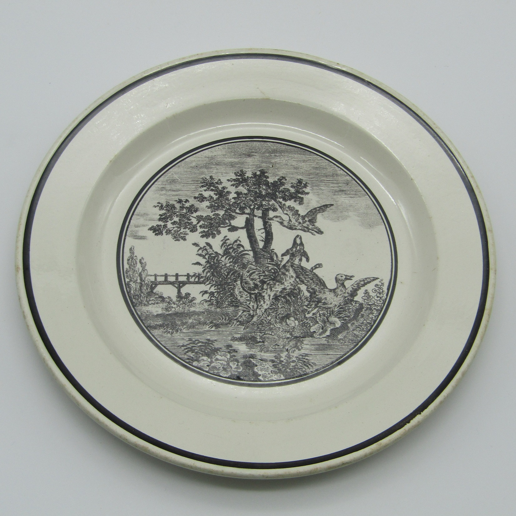 Sarreguemines. Assiette en faïence décor d\'un chien chassant des canards, XIXe siècle