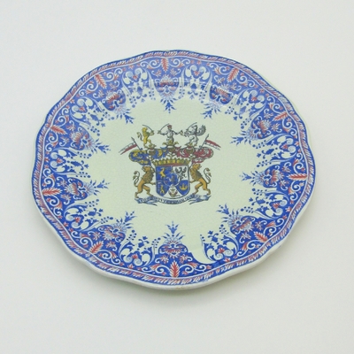 Gien. Assiette en faïence aux armes de Karolyi v. Nagy-Karoly, XIXe siècle