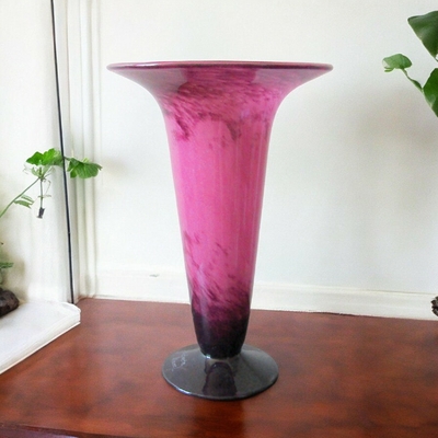 A. Delatte. Nancy. Vase en verre soufflé à décor de projection de poudres colorées, début XXe siècle