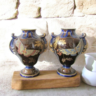 Choisy-le-Roi. Rare paire de vases en faïence décor de papillons perlés, fin XIXe siècle