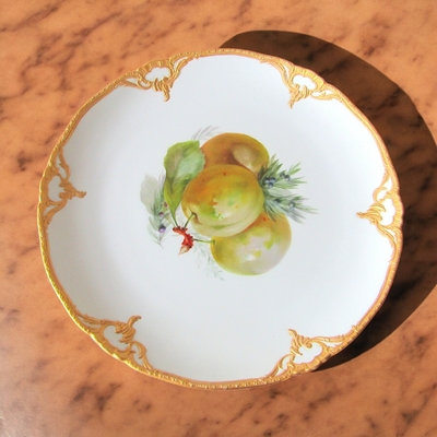 KPM Berlin. Assiette en porcelaine décor polychrome de pommes, début XXe siècle