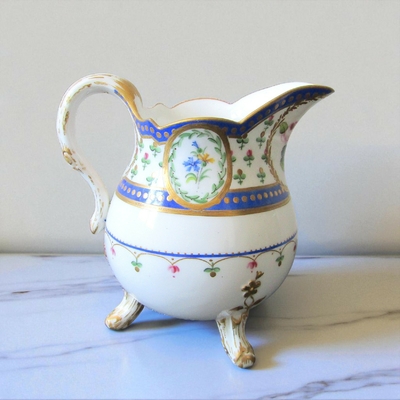 Sèvres. Pot à lait tripode en porcelaine à décor de fleurs dans des réserves, XVIIIe siècle