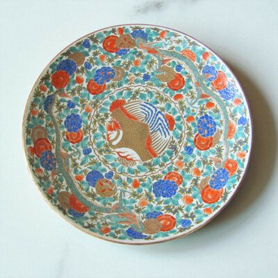 Japon. Arita. Plat en porcelaine à décor d'un phœnix et de dragons, XIXe siècle