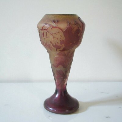 Emile Gallé. Vase en verre multicouche décor dégagé à l'acide à motif de fleurs, début XXe siècle