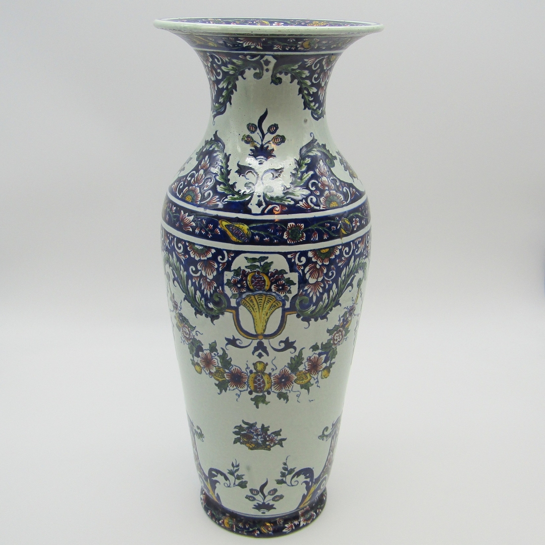 Gien. Vase en faïence à décor polychrome dans le goût Rouen, XIXe