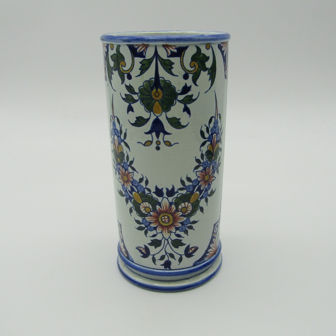 Gien. Vase rouleau en faïence décor Rouen, XIXe siècle