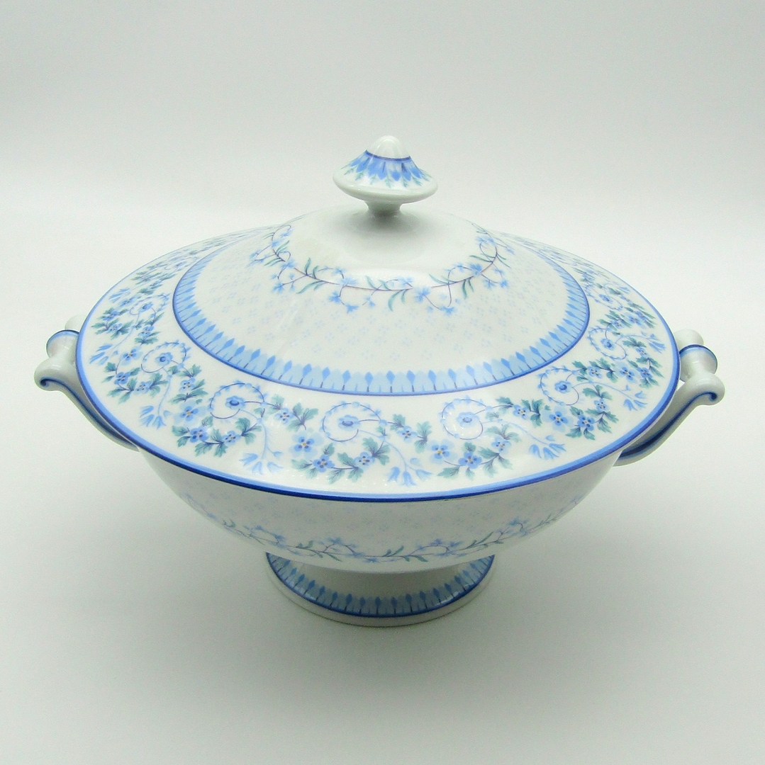 Limoges. Haviland. Soupière en porcelaine modèle Corolle