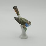 Meissen. Figure. Gorge bleue en porcelaine à décor polychrome au naturel, XXe siècle