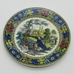 Creil. Assiette faïence à décor polychrome de personnages dans un paysage, XIXe siècle