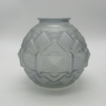 Vase boule art déco en verre moulé à décor de motifs géométriques, début XXe siècle