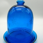 Cloche et plateau en verre soufflé bleu à décor détoiles gravées, XIXe