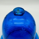 Cloche et plateau en verre soufflé bleu à décor détoiles gravées, XIXe