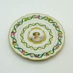 Paris. Assiette en porcelaine à décor du portrait de la Duchesse de Fontange, XIXe siècle