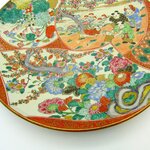 Japon. Kutani. Plat en porcelaine à décor de fleurs et personnages, fin XIXe