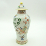 Paris. Samson. Vase en porcelaine à décor polychrome darmoiries, XIXe siècle