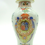 Paris. Samson. Vase en porcelaine à décor polychrome darmoiries, XIXe siècle