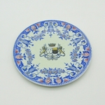 Gien. Assiette en faïence aux armes des familles de Malinguehen et de Bourgogne, XIXe siècle