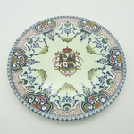 Gien. Assiette en faïence aux armes de Cöetnempren de Kersaint et de Louvencourt, XIXe siècle