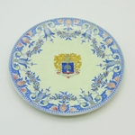 Gien. Assiette en faïence à décor polychrome d'armoiries, XIXe siècle (J)