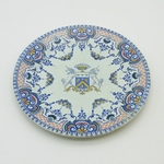 Gien. Assiette en faïence à décor polychrome d'armoiries, XIXe siècle (G)