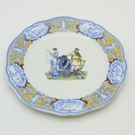 Gien. Assiette en faïence à décor polychrome d'armoiries, Lachapelle, XIXe siècle (E)