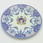 Gien. Assiette en faïence à décor polychrome d'armoiries, XIXe siècle (C)