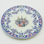Gien. Assiette en faïence à décor polychrome d'armoiries, XIXe siècle (B)