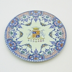 Gien. Assiette en faïence à décor polychrome d'armoiries, XIXe siècle (A)