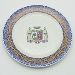 Gien. Assiette en faïence à décor aux armes des familles Le Vassor de la Touche et du Dresnay, XIXe siècle