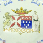 Gien. Assiette en faïence aux armes des familles Ferron de la Ferronnays et de Rougé, XXe