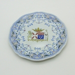 Gien. Assiette en faïence aux armes des familles Ferron de la Ferronnays et de Rougé, XXe