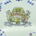 Gien. Assiette en faïence aux armes de la famille de Larderel (attrib à), XIXe siècle