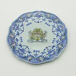 Gien. Assiette en faïence aux armes de la famille de Larderel (attrib à), XIXe siècle
