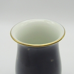 Sèvres. Vase en porcelaine à fond bleu à décor de brins fleuris or, XXe siècle