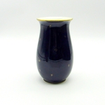 Sèvres. Vase en porcelaine à fond bleu à décor de brins fleuris or, XXe siècle