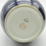 Sèvres. Vase en porcelaine à fond bleu à décor de brins fleuris or, XXe siècle