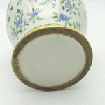 Dans le goût de la Chine. Vase couvert en porcelaine décor fleurs et oiseau, XXe