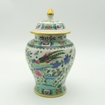 Dans le goût de la Chine. Vase couvert en porcelaine décor fleurs et oiseau, XXe