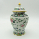 Dans le goût de la Chine. Vase couvert en porcelaine décor fleurs et oiseau, XXe