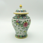 Dans le goût de la Chine. Vase couvert en porcelaine décor fleurs et oiseau, XXe