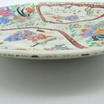 Japon. Plat en porcelaine décor de coqs et personnages, fin XIXe siècle