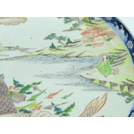 Japon. Coupe en porcelaine à décor polychrome de carpes dans un paysage, XIXe siècle